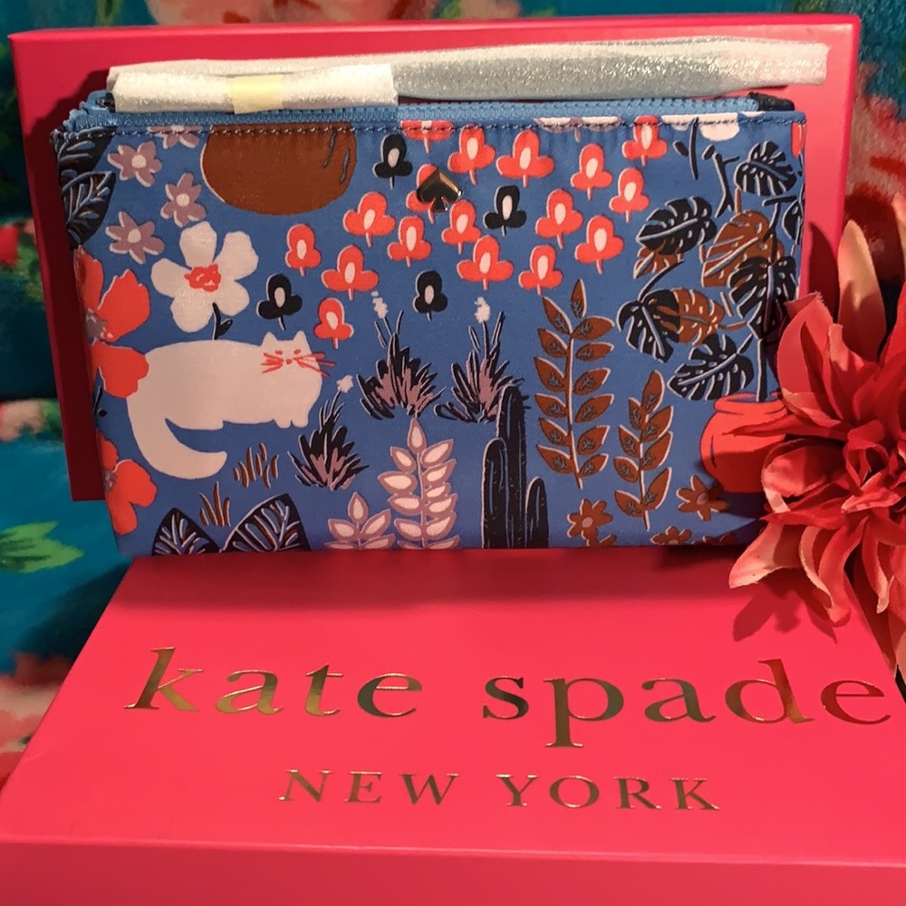 NWT! Kate spade Wristlet - Picture 3 of 16